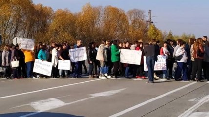 В Житомирской области учителя требовали зарплату: перекрывали трассу 
