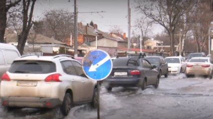 Незаконно установленный билборд в Одессе повредил водопроводную трубу