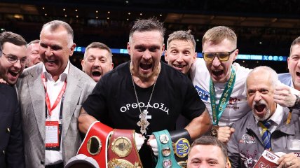 Александр Усик с командой