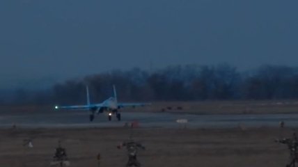 Ночное пилотирование: ВСУ отработали сложные маневры на Су-27 (Видео)