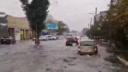 Под Киевом затопило маршрутку: зрелищное видео из салона
