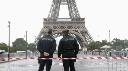 Франция продлила режим чрезвычайного положения