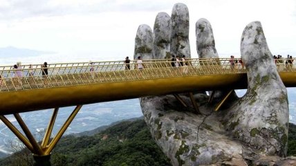 Во Вьетнаме появился мост, который возносят к небу две каменные руки (Видео)