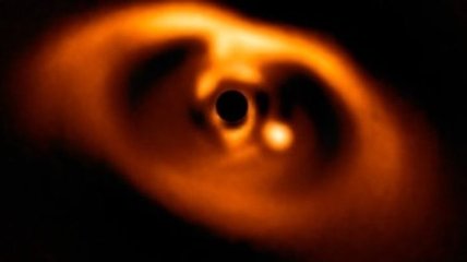 Ученые показали первое в истории фото "новорожденной" планеты