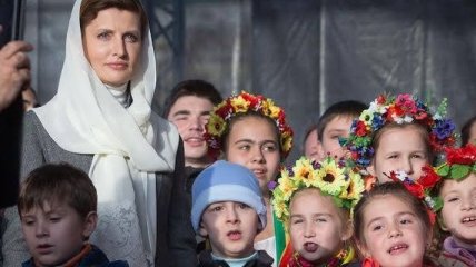 Супруга Президента вместе с детьми-сиротами запустили в небо голубя