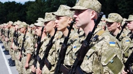 Порошенко: Быть военным в Украине - почетно