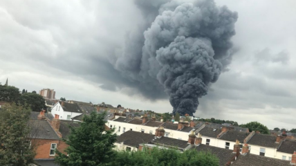 Клубы черного дыма видны во всем городе. Источник фото - ichef.bbci.co.uk.