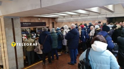 Толпы людей в метро