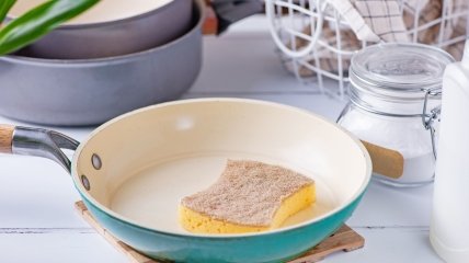 Очистити сковороду, не пошкодивши її, ідеально підійде харчова сода