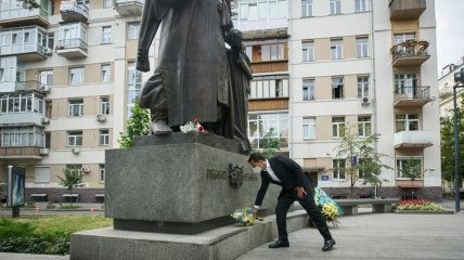 Президент возложил цветы к памятнику создателю первой украинской Конституции Пилипу Орлику