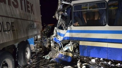 Ужасная авария: столкнулись грузовик и автобус 
