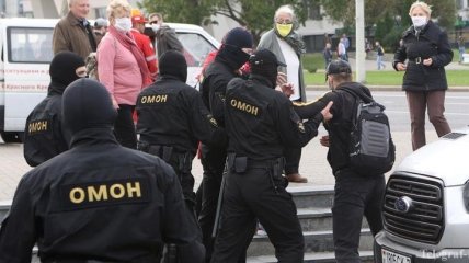 Заломили руки и тащили по земле: в сеть попало видео жесткого задержания девочки-подростка в Беларуси