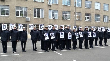 Порошенко поздравил пленных моряков-курсантов с присвоением званий "лейтенантов"