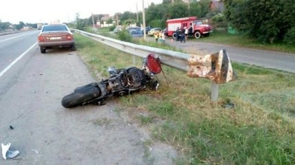 В Киеве мотоцикл на скорости врезался в легковой автомобиль