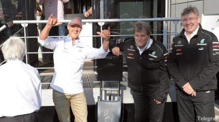 Судя по спонсорам, Шумахер остается в "Формуле-1"