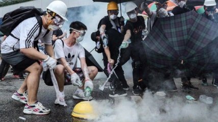 В Гонконге полиция применила против протестующих слезоточивый газ