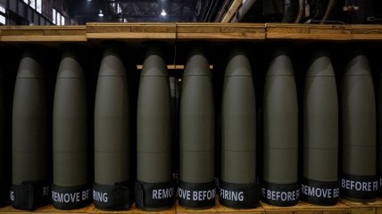 Очередной нож в спину? "Дружественная" России страна может стать крупнейшим производителем снарядов для США