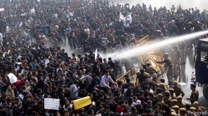 Демонстрантов за права женщин в Индии разогнали водометами