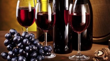 Порошенко подписал закон об отмене дорогой лицензии на торговлю вином 