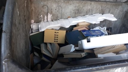 На популярному книжковому ринку Києва викинули товар у сміття