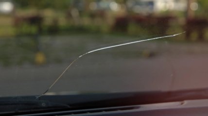 Есть у многих водителей: предусмотрен ли штраф за трещину на лобовом стекле авто