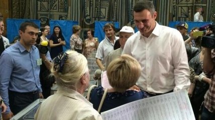 Кличко вместе с женой и братом проголосовал на выборах