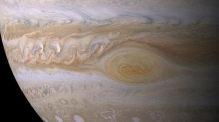 Зонд Juno зафиксировал странные разряды молний в атмосфере Юпитера (Фото)