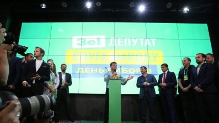Зеленский встретился с будущими депутатами Рады от "Слуги народа"
