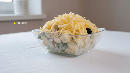 Гости точно оценят салат с копченым мясом и ананасом