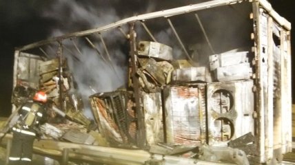 В Черкасской области на Одесской трассе загорелся грузовой автомобиль