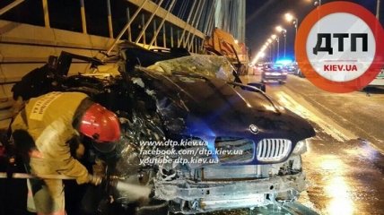 В Киеве на Южном мосту BMW врезался в военный грузовик