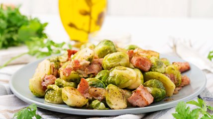 Брюссельская капуста с беконом и чесноком