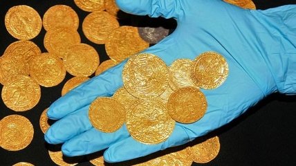 Помог локдаун: в Британии нашли клад золотых монет с инициалами жен Генриха VIII (фото)