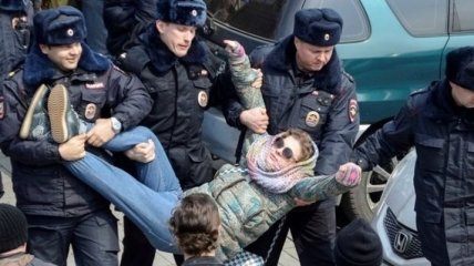 В Москве ОМОН задерживает участников акции