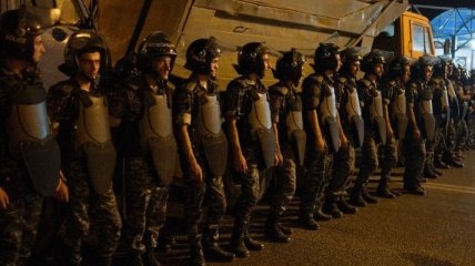 Митинг у захваченного отделения полиции в Ереване возобновился