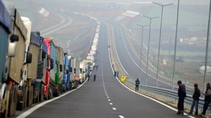 Болгарско-греческую границу открыли: на КПП 30-километровая очередь