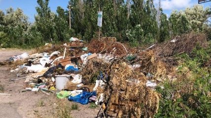 Сезон наступил, а порядок не навели: на популярном украинском курорте лежат горы мусора (фото, видео)