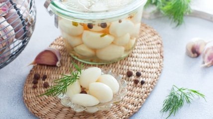 Маринованный чеснок - отличная зимняя закрутка