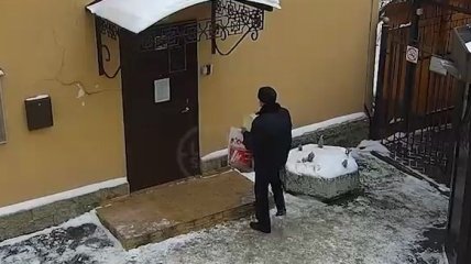 Появилось видео момента нападения на генконсульство Украины в Питере