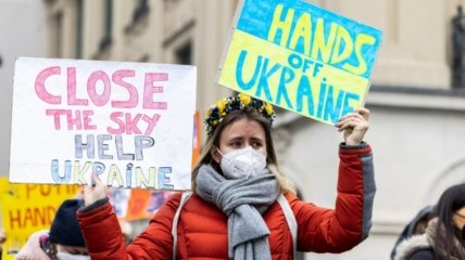 Люди по всему миру просят обратить внимание на Украину