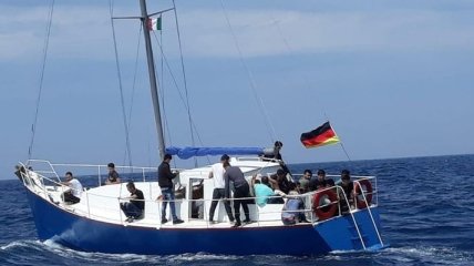 Граждан Украины задержали на переправке нелегалов яхтой в Грецию и Италию