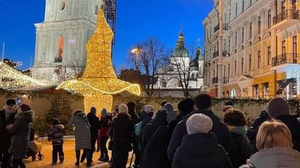 "Ведьмовскую" шляпу с главной елки страны вернули на Софийскую площадь (фото)
