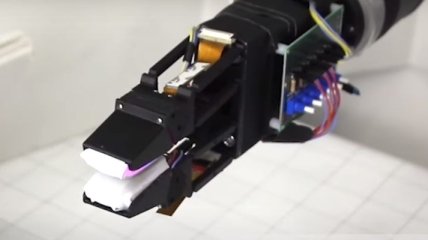 Вдохновились человеческими пальцами: в MIT научили робота подключать наушники к разъему (Видео)