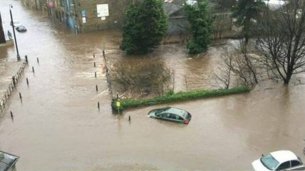 В Лондоне из-за проливных дождей затопило автомобили 