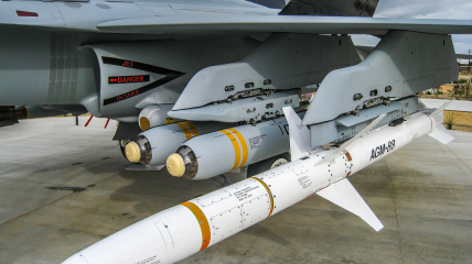 Установленная на самолете ракета AGM-88 HARM