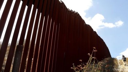 В США начали строить прототип стены на границе с Мексикой 