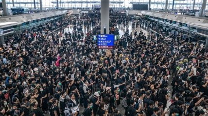 Протестующие в Гонконге блокировали аэропорт: руководство планирует возобновить работу во вторник