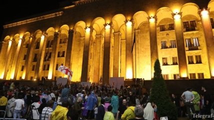 "Марш свободы": в Тбилиси тысячи протестующих требуют отставки главы МВД