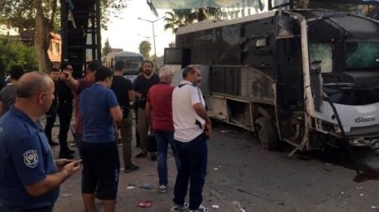 В Турции произошел взрыв: пострадали полицейские в бронеавтомобиле 