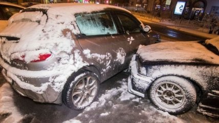 Гололед и снег: в центре Киева за 20 минут столкнулись пять автомобилей (Видео)